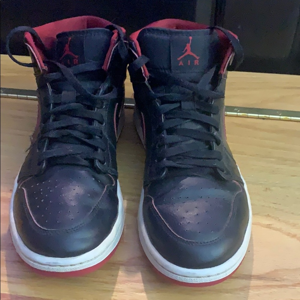 Jordan 1’s mid ‘Black Red’